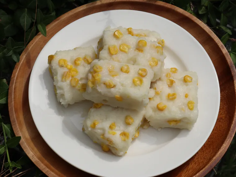 접시에 담은 초당옥수수설기
