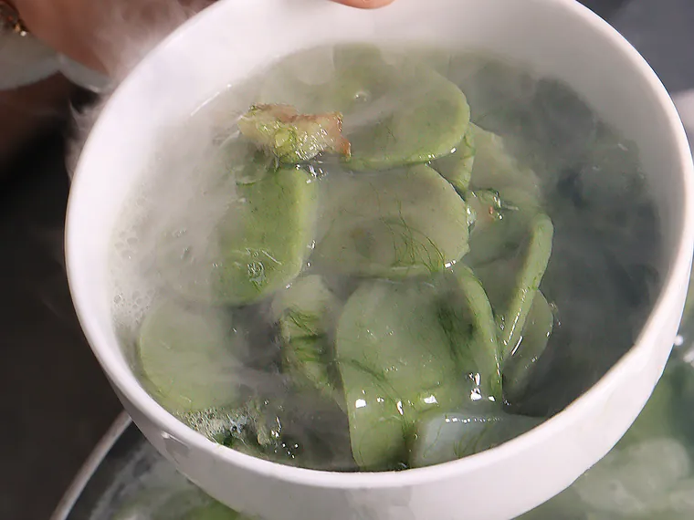 매생이떡국떡으로 끓인 떡국 한 그릇