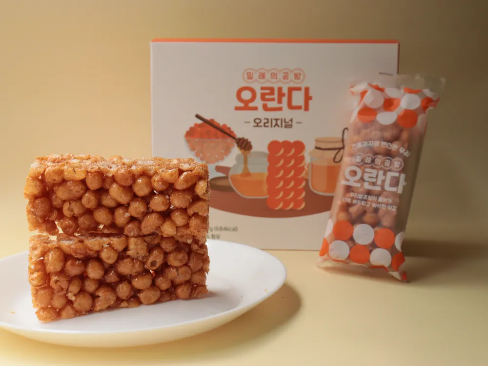 흰 접시에 담은 오란다 한 조각과 오리지널 포장·박스