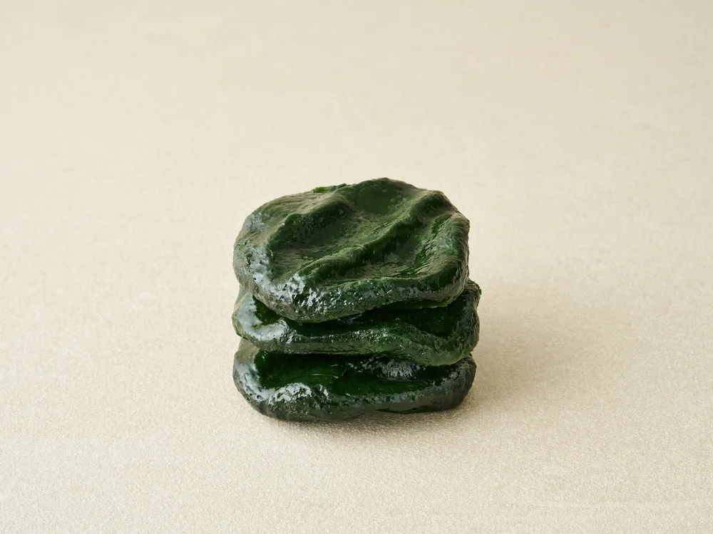진한 쑥빛 쑥개떡을 포개어 쌓은 모습