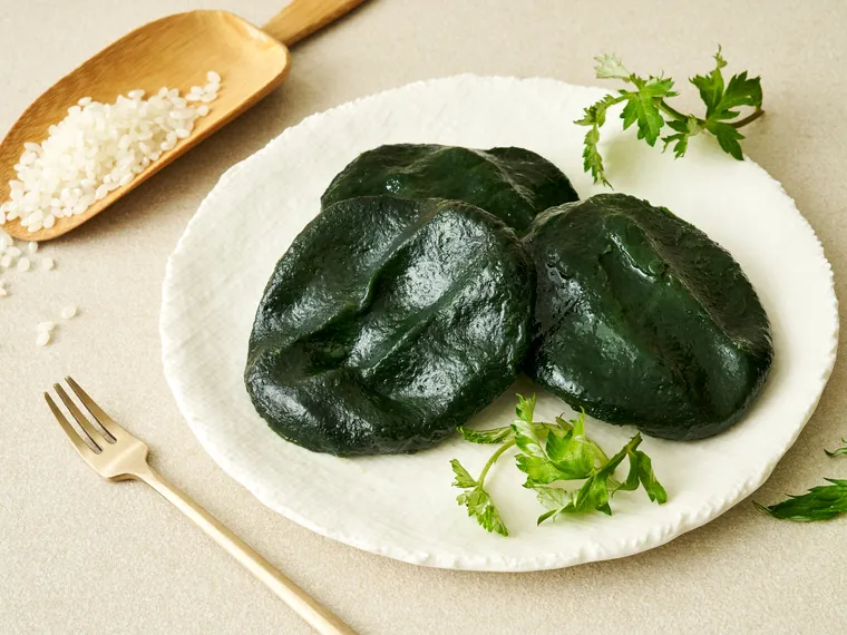 흰 접시에 담은 쑥개떡과 쑥 고명