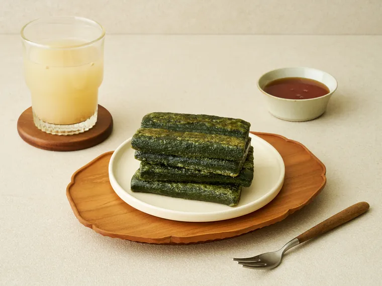 쑥현미곤약절편을 접시에 담고 음료와 함께 차린 모습